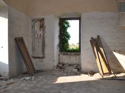 Ad accoglierci un vero dedalo di stanze dove porte, muri e finestre hanno ceduto al peso del tempo